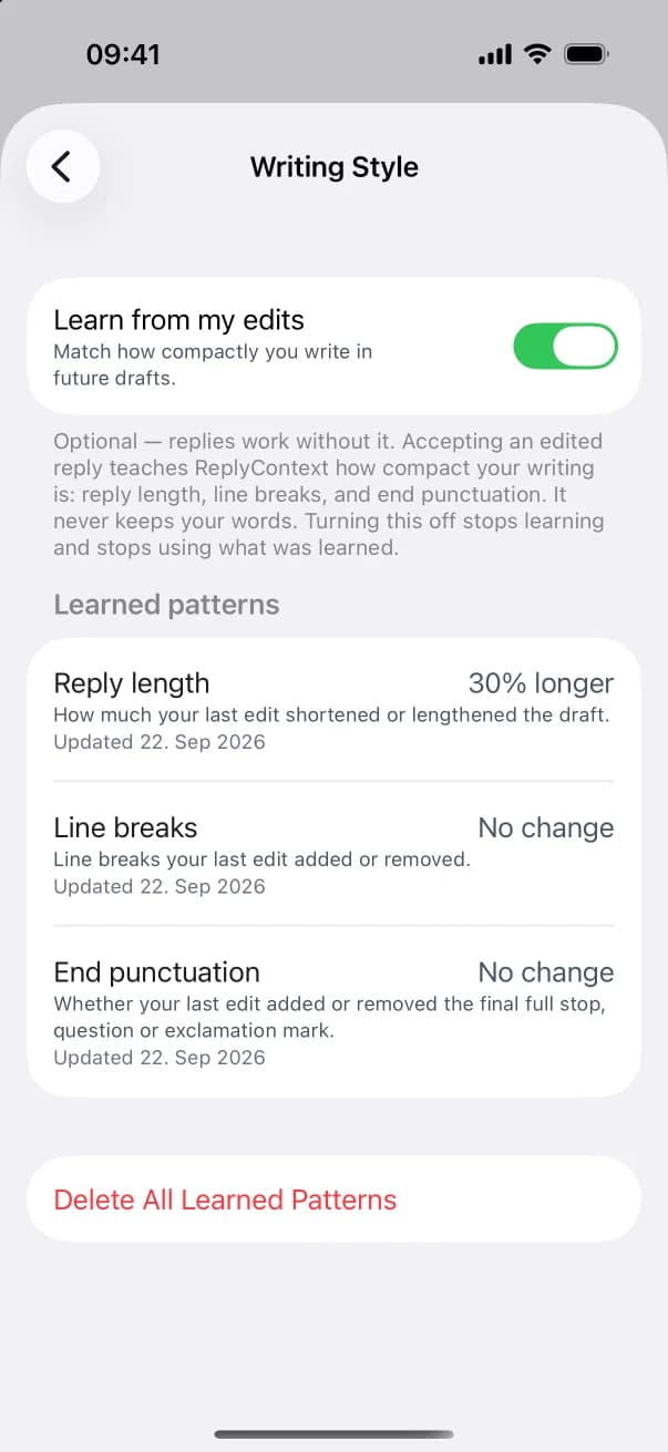 Der Bildschirm Writing Style in den Einstellungen von ReplyContext: Learn from my edits ist eingeschaltet, gelernt sind Reply length (30% longer), Line breaks und End punctuation (No change), darunter der Button Delete All Learned Patterns.